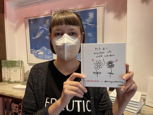 "Mit dir möchte ich welk werden", so der Titel des kleinen Büchleins mit Liebeserklärungen fernab von kitschiger Romantik. "Minimalistisch, treffender Humor und sehr lebensnah", so beschreibt Buchhändlerin Luisa von der Buchhandlung "Wechselseitig" das kleine Geschenkbuch.  | Foto: Lisa Gold