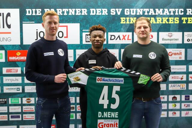 Thomas Reifeltshammer (sportlicher Leiter Profis bei der SV Guntamatic Ried), Nene Dorgeles und Wolfgang Fiala (Sport-Vorstand der SV Guntamatic Ried). | Foto: SVR / Schröckelsberger