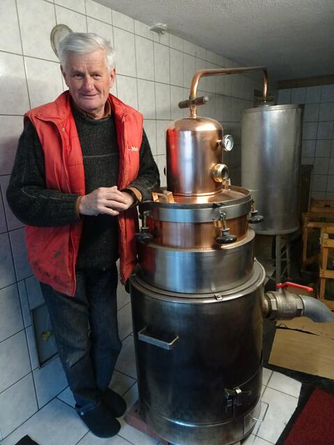 Rudolf Himler aus Rudersdorf ist passionierter Schnapsbrenner.  | Foto: Peter Sattler