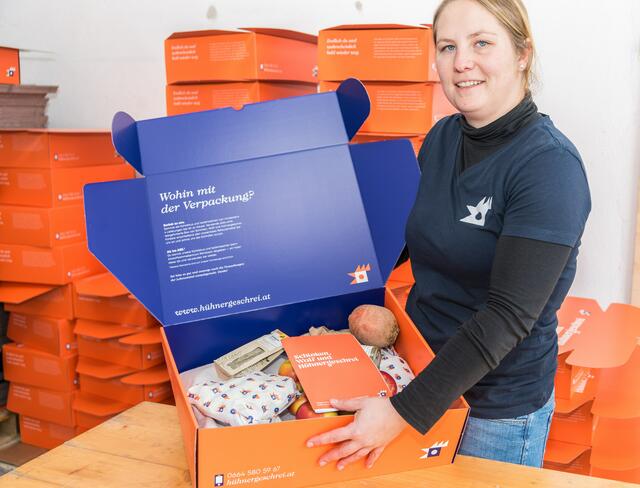 Lisa Traxler präsentiert eine zusammengestellte Kochbox mit einer  bunten Auswahl und dem Flyer. | Foto: Alfred Hofer