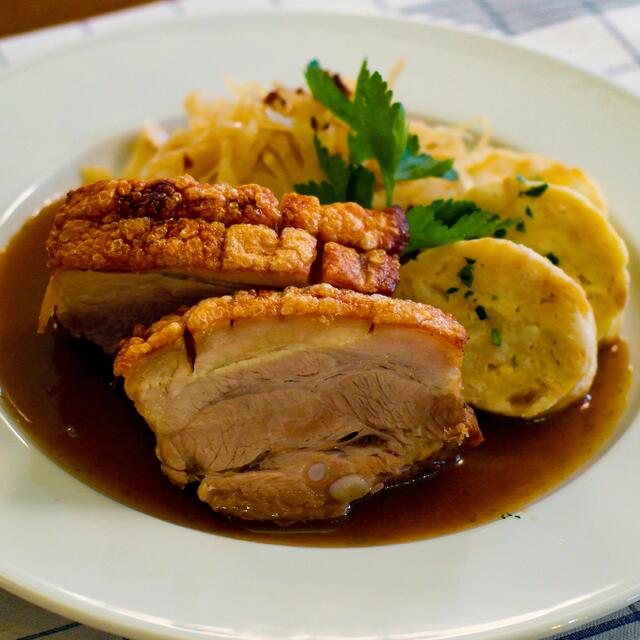 Schweinebauch gibt es jeden Samstag im Almtalerhof  | Foto: Christoph Moser