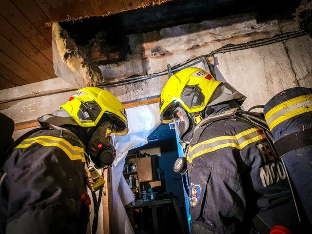 Die Feuerwehrleute (Symbolfoto) arbeiteten mit schwerem Atemschutz. | Foto: RegionalMedien Steiermark