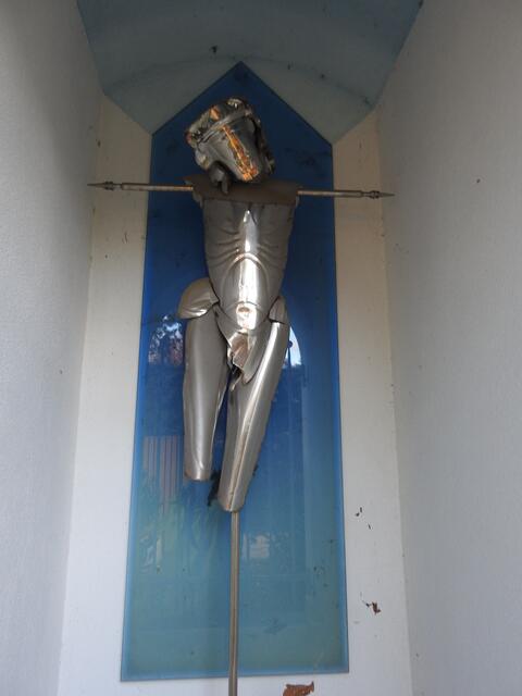 Ein neu errichteter Bildstock auf der Harterhöher hat diese Christusskulptur vom Künstler Othmar Krenn in der Hauptnische. Dre Bildstock wurde 1996 errichtet und erst kürzlich renoviert. | Foto: Privat