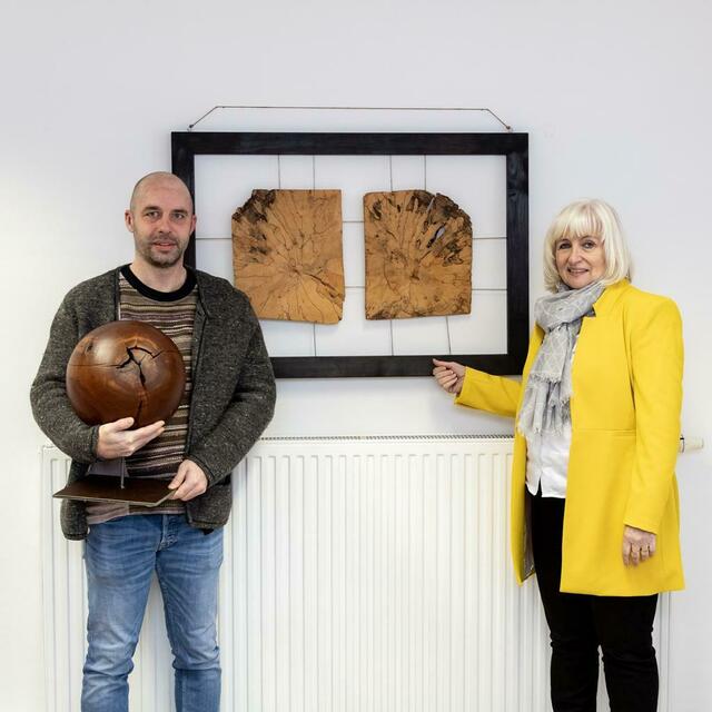 Kunstwerke des Halleiner Künstlers Hannes Bernhofer (v.l.) wurden in die Kunstsammlung der Stadt Hallein durch die Vizebürgermeisterin und zuständige Stadträtin für Kultur, Rosa Bock, aufgenommen | Foto: Adi Aschauer