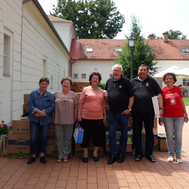 Der Templerorden brachte gesammelte Bekleidung, Medikamente und Pflegegeräte unter anderem nach Zirc (Ungarn). | Foto: OSMTH