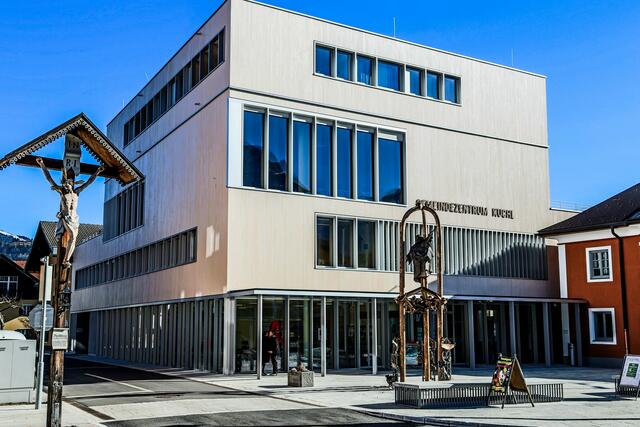 Die Gemeinden Kuchl und Golling arbeiten gemeinsam an einer Verkehrsentlastung der Ortskerne. 

Im Bild: Das Gemeindeamt Kuchl | Foto: Gemeinde Kuchl