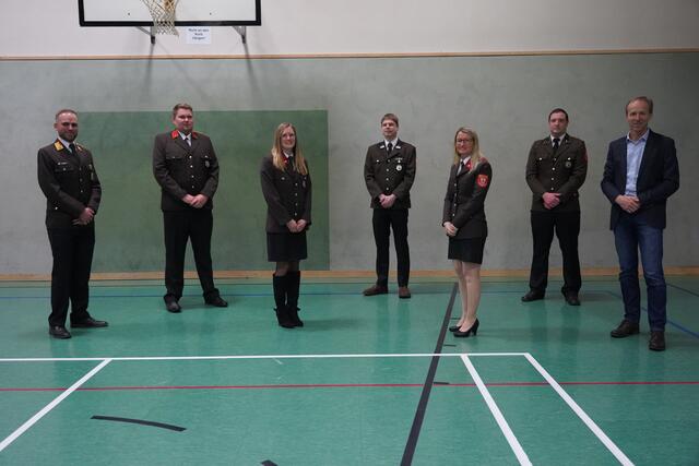 Kommandant Dominik Krenn, 1. Kommandant-Stellvertreter Michael Knotzer, Gruppenkommandantin Karin Parutschka, 2. Kommandant-Stellvertreter Daniel Kotrba, Stellvertreterin des Leiters des Verwaltungsdienstes Tanja Rakovsky-Schmid, Leiter des Verwaltungsdienstes Benedikt Redl und Bürgermeister Christian Grümeyer.
 | Foto: SB Mathias Redl