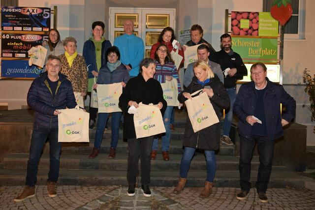 Vzbgm. Josef Habeler, Arbeitskreisleiterin  Margarita Karner, Regionalmanagerin Birgit Brunner, Bürgermeister Matthias Weghofer und interessierte Bewohner aus Wiesen. | Foto: Marktgemeinde Wiesen