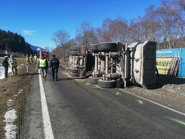 Der LKW kippte im Auffahrtsbereich zur B179 um. | Foto: Zoom Tirol