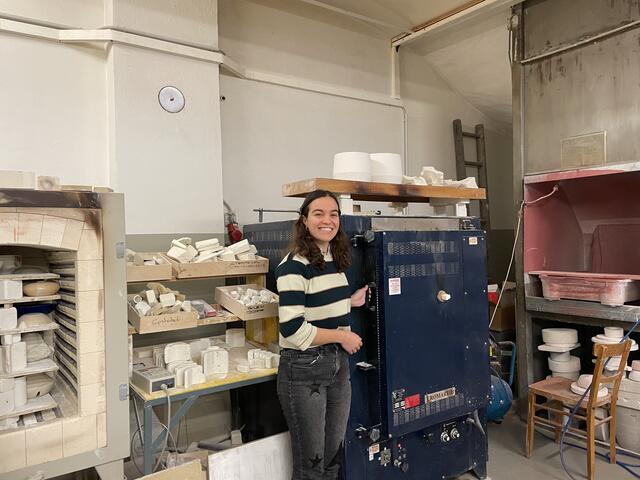 Yvonne Rausch vor dem Brennofen. | Foto: Miriam Al Kafur