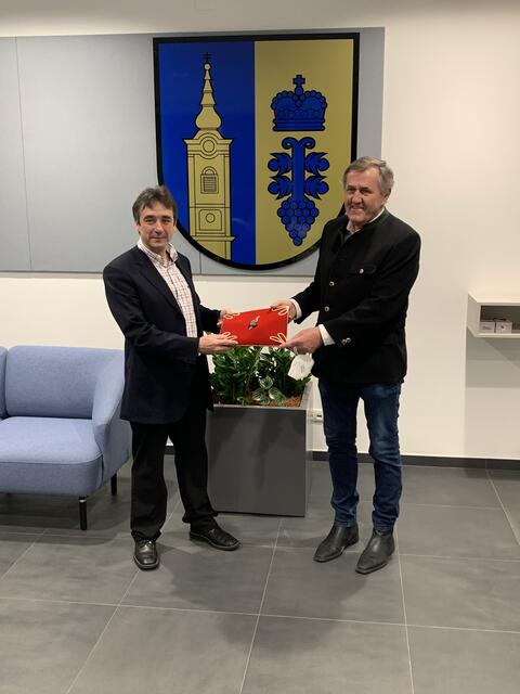 Josef Haider (re.) übergibt den Schlüssel des Gemeindeamtes an den neugewählten Bürgermeister Herbert Pinter.
 | Foto: Gemeinde Zemendorf-Stöttera