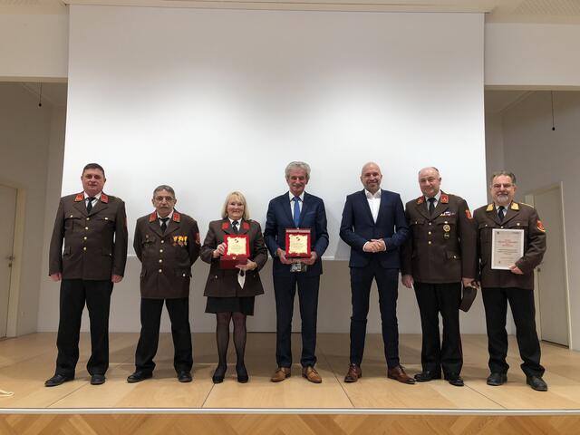 Ehrung: Feuerwehrkommandanten-Stellvertreter OBI Reinhold Seper, Ehren- Feuerwehrkommandant OBI Wilhelm Farkas, Bürgermeisterin a.D. Klara Liszt, Vizebürgermeister a.D. Robert Polzer, Bürgermeister DI (FH) Mag. Hannes Nemeth, Feuerwehrkommandant HBI Reinhard Raba und ABI Ernst Imre (v.l.). | Foto: FF Unterwart