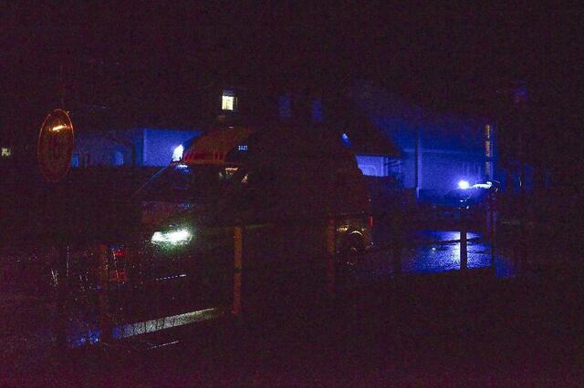 Der Rettungsdienst übernahm die medizinische Versorgung des Mannes, der in Schalchen in einen Bach gestürzt ist. | Foto: Mario Weber/zema-medien.de