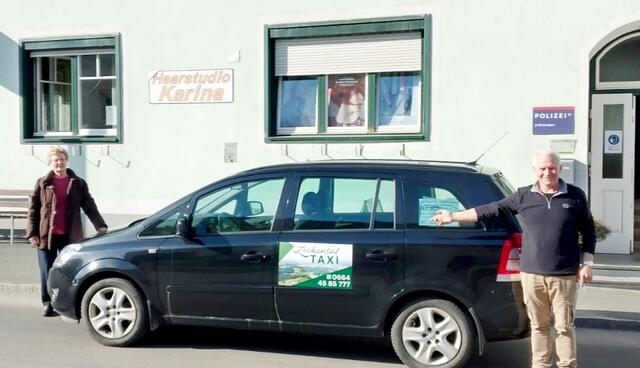 Der 100. Fahrgast, der im neuen Zickental-Taxi von Reinhold Kern transportiert wurde, war Theresia Marx aus Neusiedl bei Güssing. | Foto: Klaus Weber