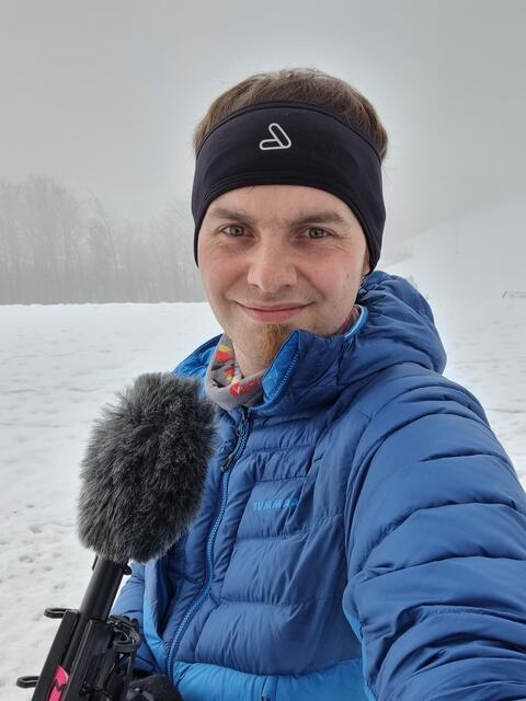 Kurz vor der nächsten Moderation. Bachofner absolviert alle Dreharbeiten und Vorarbeiten im Alleingang.