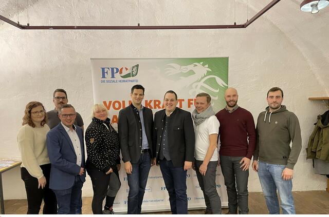 Ein Archivfoto von der FPÖ-Ortsparteileitung von Langenwang: Denise Srienz, Horst Knoll, Oliver Brunnhofer, Angela Gstettner, Hannes Amesbauer, Philipp Könighofer, Roland Pink, Alexander Scheickl, Marc Zebrakovsky. | Foto: FPÖ Langenwang