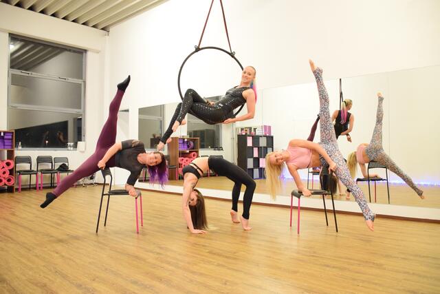 Vier Trainerinnen bieten ein umfangreiches Programm  beim Pole Dance &amp; Aerial Sportverein. | Foto: PDASV