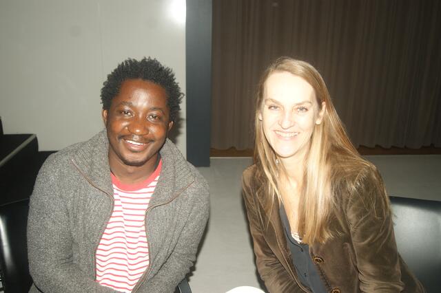Lieben Afropop und genossen die Musik von Dobet Gnahore: Hamidou Koita und Gabriele Pammesberger. | Foto: Heimo Huber