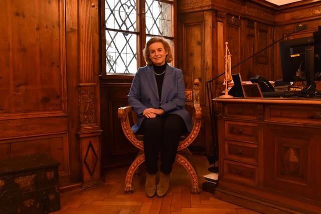 Die Bürgermeisterin Eva Posch genießt die letzten Tage auf ihrem Bürgermeistersessel im Haller Rathaus. | Foto: Kendlbacher