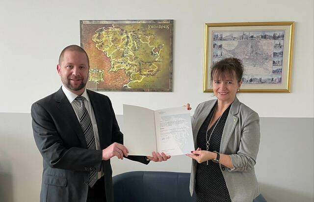 Brigitte Ribisch gratuliert dem neuen Direktor Christoph Jank. | Foto: Teply