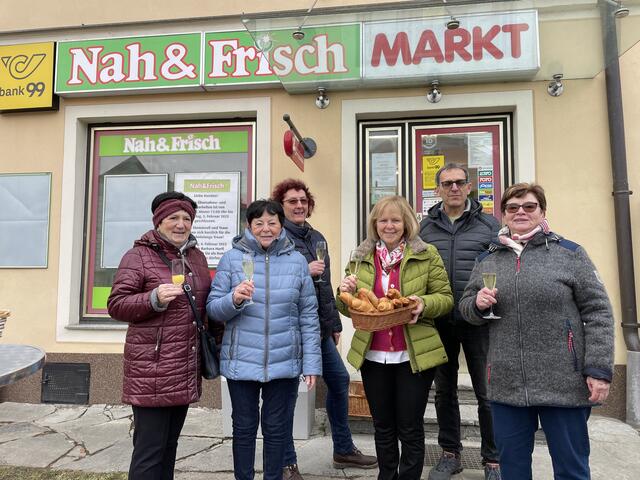 Ulrike Stummvoll (Mitte) wird an ihrem letzten Tag als "Greißlerin" von vielen Aggsbachern verabschiedet. Sekt gibt's auch.