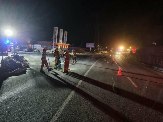 Die Freiwillige Feuerwehr St. Johann musste das ausgetretene Öl binden. | Foto: FF St. Johann