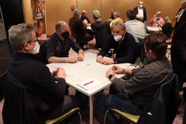 Unter den Männern gab es auch Meinungsverschiedenheiten. | Foto: Anna Wieser