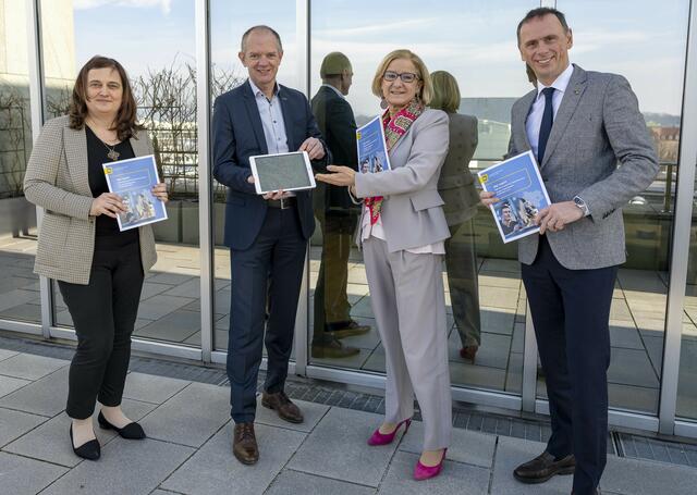 DI Kerstin Koren (Abteilungsleiterin Wirtschaft, Tourismus und Technologie beim Amt der NÖ Landesregierung), DI Martin Angelmaier (Abteilungsleiter Wasserwirtschaft beim Amt der NÖ Landesregierung), Landeshauptfrau Johanna Mikl-Leitner und Digitalisierungslandesrat Jochen Danninger | Foto: NLK Filzwieser