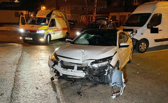 Ein 20-Jähriger setzte sich trotz starker Alkoholisierung ans Steuer. Seine Fahrt endete auf einem Parkplatz in Brixlegg.  | Foto: ZOOM.Tirol