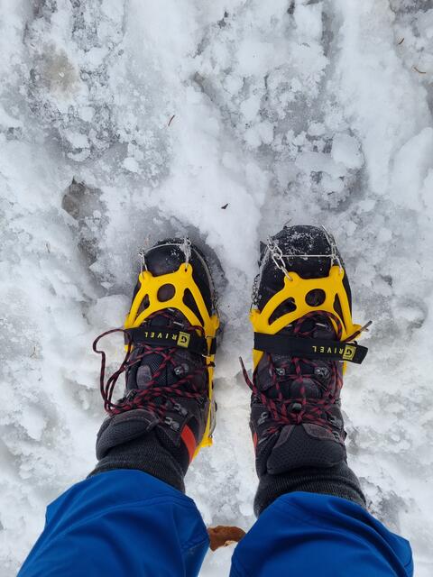 Auf eisigen Wegen sind Grödel oder Leichtsteigeisen eine hilfreiche Option.