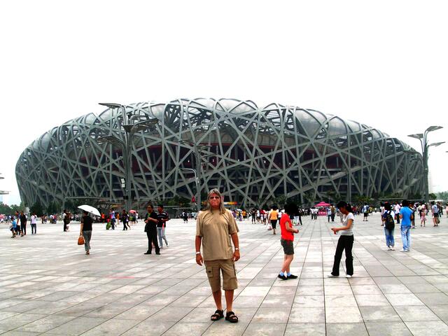 Der Künstler Frank Peter Hofbauer bei seinem letzten China-Besuch in Beijing vor dem Olympia-Stadium, dem sogenannten Vogelnest. | Foto: Hofbauer