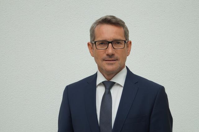 "Irgendwann hört sich der Spaß auf", findet Harald Grubmair (VP), Bürgermeister von St. Marienkirchen, in Bezug auf die Aufkleber-Aktion der Impfpflichtgegner. | Foto: Grubmair
