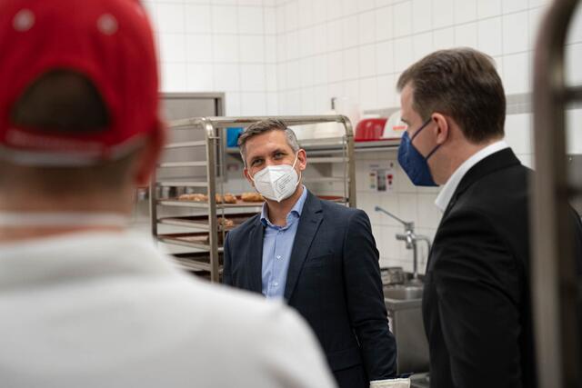 Landesrat Hattmannsdorfer besuchte Backaldrin in Asten. | Foto: Land OÖ/Büro LR Hattmannsdorfer