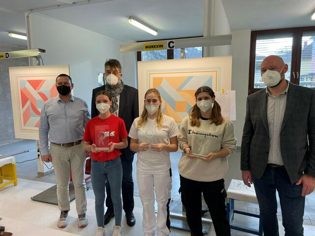 Rudi Schmidtberger (WKNÖ-Lehrlingsbeauftragter Maler und Tapezierer NÖ), Johann Atzinger (Direktor LBS Lilienfeld), Denise Haydn, Manuela Medl, Julia Amon, Andreas Enne (LBS Lilienfeld) | Foto:  Rudi Schmidtberger