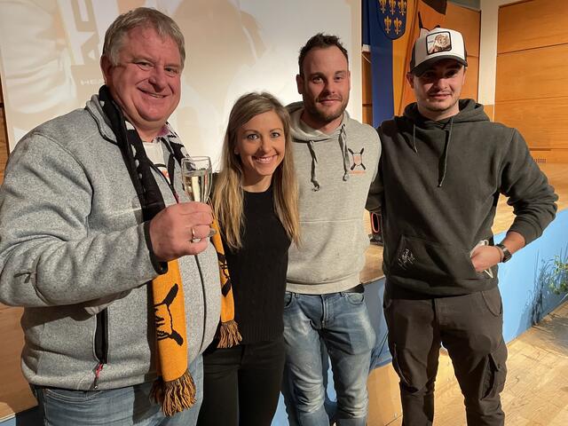 Bürgermeister Max Linder, Mayer-Gattin Claudia sowie Tobias Tautscher und Max Furlan vom Fanclub | Foto: MeinBezirk.at