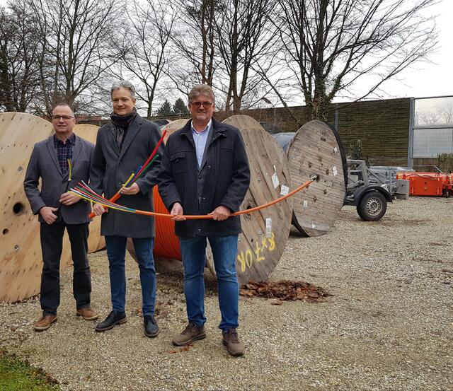Bgm. Christian Tauschek (rechts) mit Helmut Augl (Gebietsbauleiter, links) und LinzNet-Geschäftsführer Rainer Starke (Mitte). | Foto: Tauschek