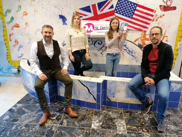 Mondi Frantschach-Geschäftsführer Joham Gottfried Joham, Englischlehrerin Marissa Tiefenbacher, Schreibtalent Mia Penz und Schuldirektor Michael Drießen (von links)
  | Foto: Privat