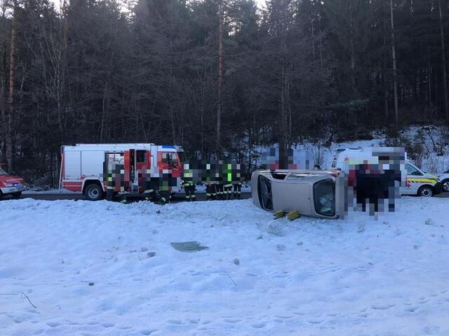 Die verletzte Frau wurde mit dem Rettungshubschrauber ins Krankenhaus geflogen | Foto: Feuerwehr Altendorf Gemeinde Sittersdorf