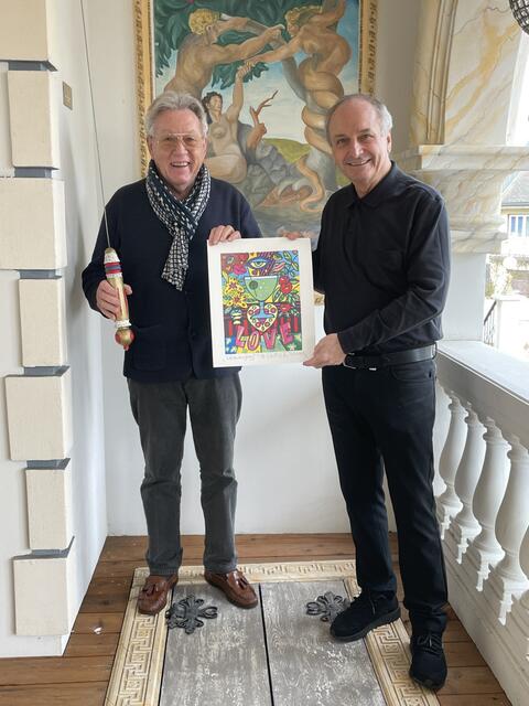 Künstler Ed Ehmayr (links) und Friedrich Kerschbaumer (rechts) läuten die St. Valentiner Liebesglocken.  | Foto: Sandra Würfl