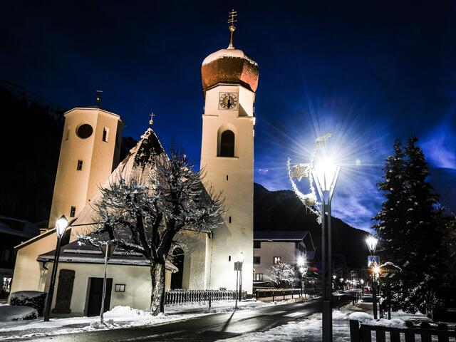 Die Pfarrkirche in St. Anton am Arlberg. | Foto: © ServusTV / Oliver Lerch