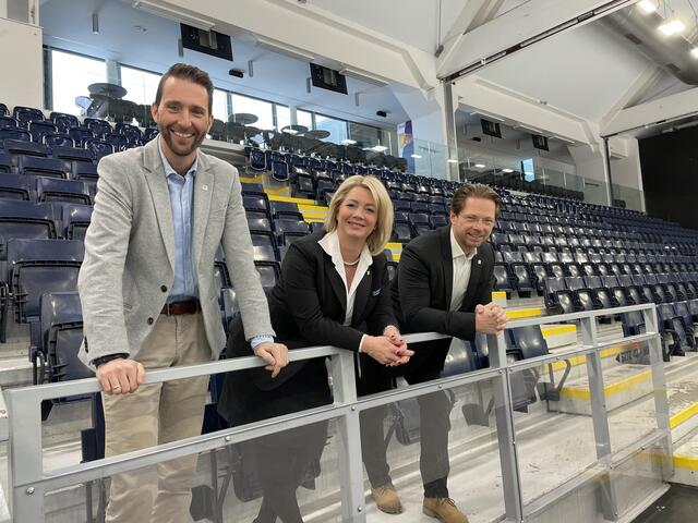 Das Team der städtischen Betriebe: Roland Oberhauser, Verena Wengler und Jürgen Wulff-Gegenbaur – hier in der Eisarena. | Foto: Lisa Gold