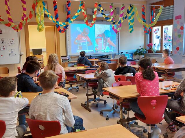 Gespannt schauten die Kinder der vierten Klasse Julia Dujmovits bei ihrem Olympia-Antreten zu. | Foto: Volksschule Jennersdorf