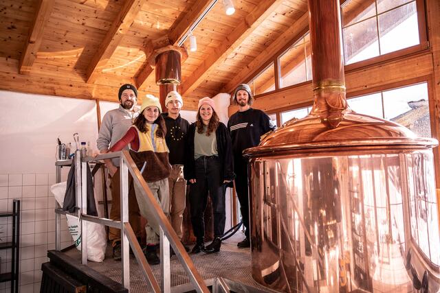 Das gemeinsam gebraute Bier der Schwoicher Brauerei Bierol und der Umweltorganisation "Protect our Winters" soll zum richtigen Recyceln animieren und die Bergwelt schützen. Das freut: Christoph Bichler (Bierol Braumeister und Mitbegründer), Lisa Luginger (Konzepterin), Hans Renauld (POW Head of Team Innsbruck), Verena Stahl (POW Präsidentin ) und Florian Burgert (Brauer) (v.l.).  | Foto: POW