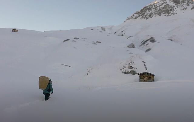 Clemens Walch rückt immer noch regelmäßig mit der Buckelkraxn durch den Tiefschnee aus. | Foto: © ServusTV / Oliver Lerch