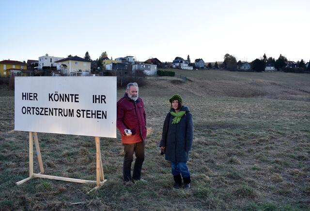 Gottfried Lamers und Gina Wörgötter am Gebiet des neuen Ortszentrums | Foto: Florian Ladenstein