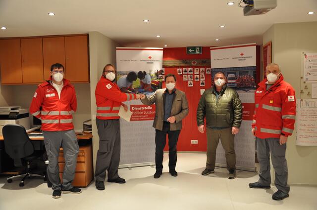 Am Foto (v.l.): Alexander Ebner (Vizekommandant), Franz Schlager (Abteilungskommandant), Bürgermeister Thomas Ließ (Obmann des Regionalbüros Flachgau Ost), Thomas Winterer (Geschäftsführer des Regionalbüros Flachgau Ost) und Hermann Gerstgraser (Bezirksrettungskommandant) | Foto: Rotes Kreuz Salzburg