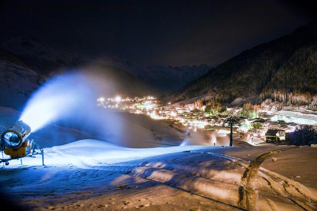 Blick auf das nächtliche St. Anton am Arlberg. | Foto: © ServusTV / Oliver Lerch