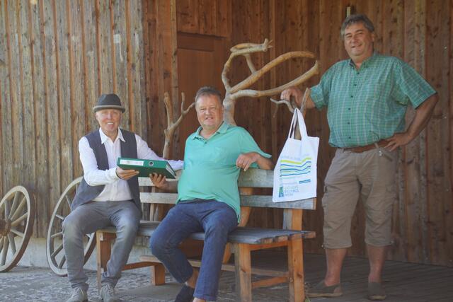 Der Haslacher Helmut Eder übernahm im Herbst 2020 das Amt des Bezirksleiters des O.Ö. Volksbildungswerkes von Franz Madlmayr (l) aus St.Stefan. Die Übergabe erfolgte durch Thomas G.E. Scheuringer, Vizepräsident des O.Ö. Volksbildungswerkes am Unterkagererhof. | Foto: O.Ö. Volksbildungswerk