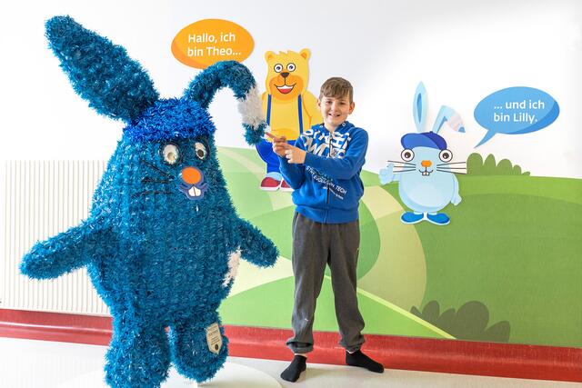 In der Kinder- und Jugendheilkunde am Klinikum Wels-Grieskirchen sind die jungen Bauchschmerz-Patienten bestens aufgehoben. Die Maskottchen Lilly und Theo unterstützen das Ärzteteam. | Foto: Klinikum Wels-Grieskirchen