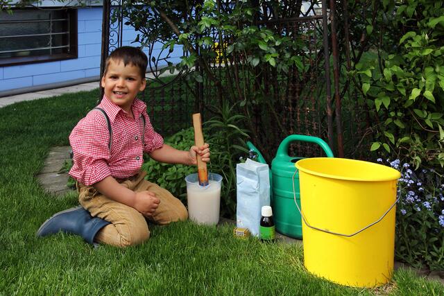 Der kleine Hobbygärtner Josef beweist:  „Kompostbeschleuniger selber herstellen ist kinderleicht!“ | Foto: Mayr